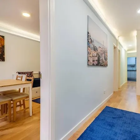 Апартаменты Comfy 2bd House In Center Of By Guestready