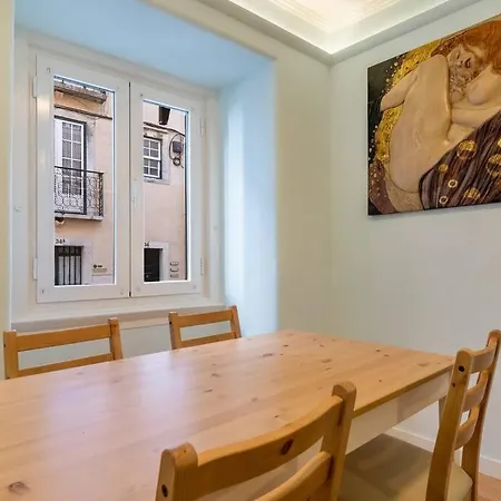 Appartamento Comfy 2bd House In Center Of By Guestready Lisbona
